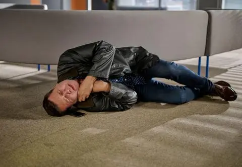 Dramat w 3984. odc. "Na Wspólnej". Michał nagle osunął się na podłogę. Czy to koniec? [PRZED EMISJĄ w TV]