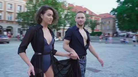 Top Model: Adam Niedźwiedź całuje Sandrę Dorsz w deszczu