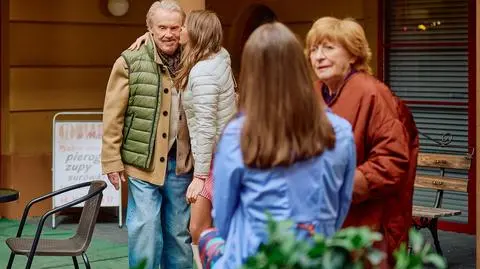 "Na Wspólnej", odc. 4244. Juliusz i Andżela całujący się na oczach Krystyny