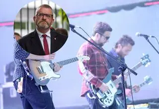 Muzyk Myslovitz przerwał koncert w Jarocinie. Wszystko przez plakat z... Grzegorzem Braunem