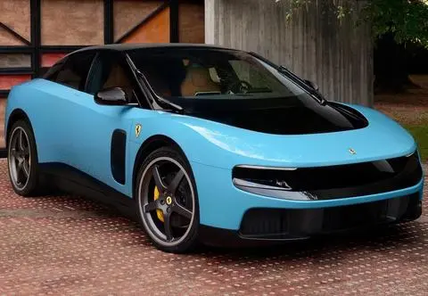 Pierwsze wyprodukowane Ferrari Luce sprzedane na aukcji. Cena zwala z nóg