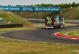 Ciężarówka na wstecznym. Mercedes eActros 600 z rekordem Guinnessa 