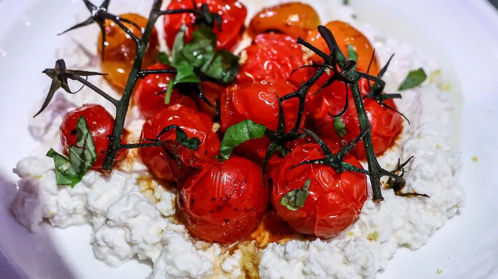  
Domowa ricotta z pieczonymi pomidorkami koktajlowymi