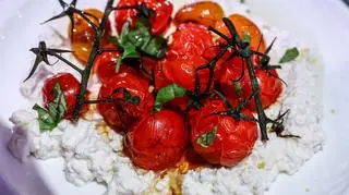  
Domowa ricotta z pieczonymi pomidorkami koktajlowymi