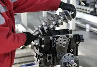 Redukcja w Stellantis Tychy może uderzyć w cały region. Związkowcy ostrzegają przed falą zwolnień