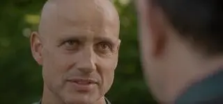 "Młode gliny. Mroczna przeszłość Deca. "Za tamten numer powinni cię wywalić na zbity pysk!" [PRZED PREMIERĄ w TV]