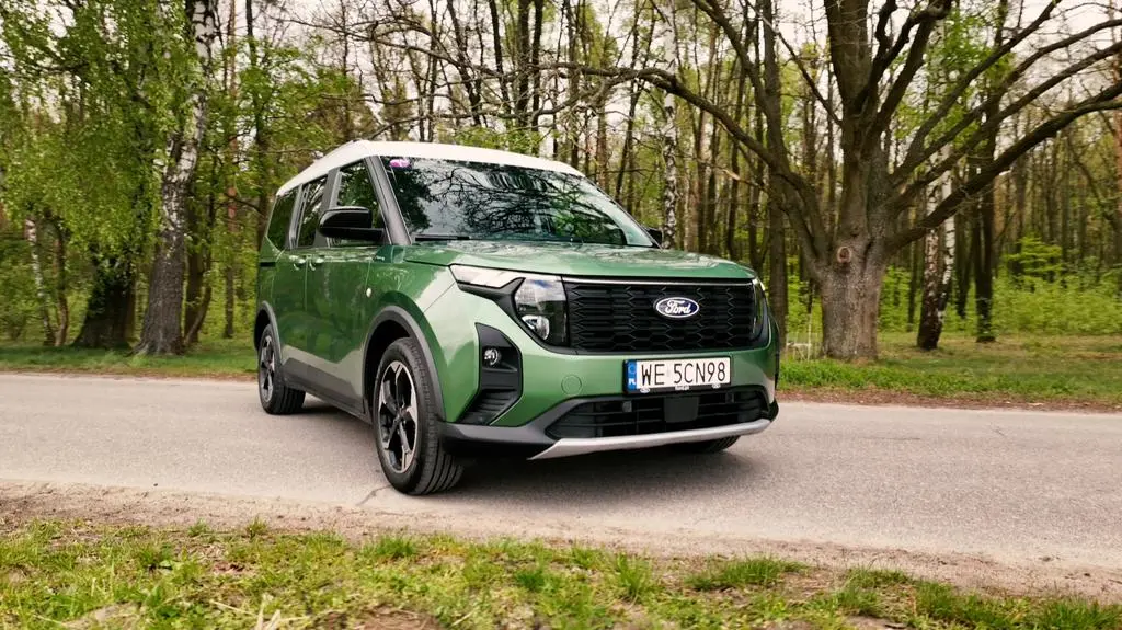 Ford Tourneo stojący na poboczu drogi