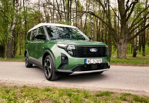 Ford Tourneo – praktyczny jak pudełko, tak też wygląda