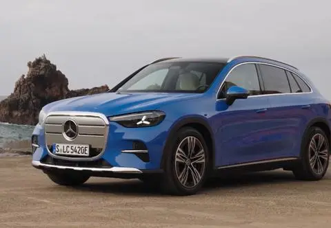 Elektryczny Mercedes GLC - aż 942 diody w grillu