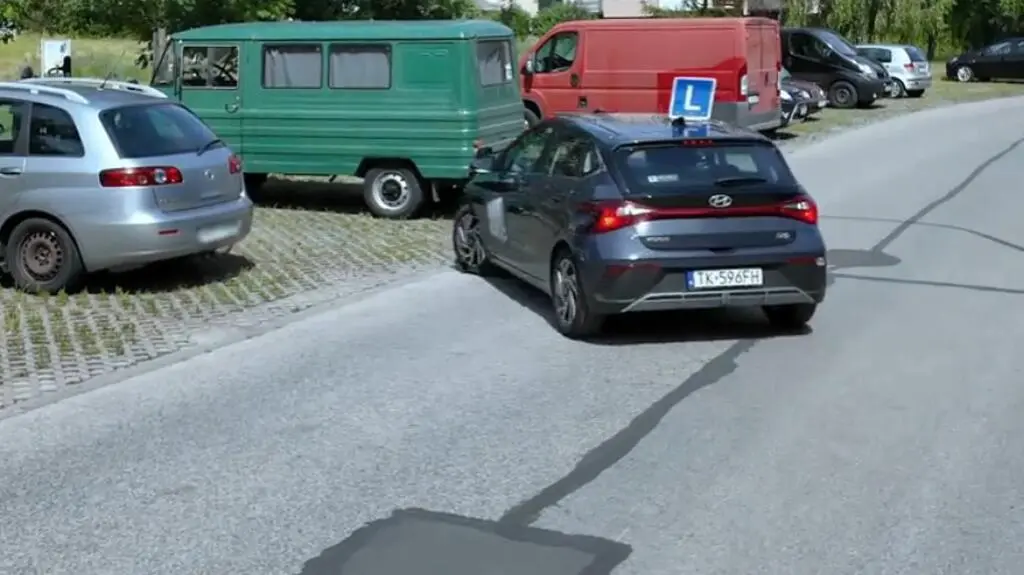 Norbert uczy się parkowania prostopadłego.