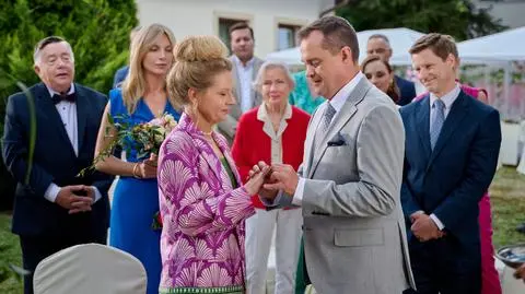 "Na Wspólnej" w odcinkach 3915-3918: Zaręczyny, ślub, atak złodziejki i żal za śmierć matki!