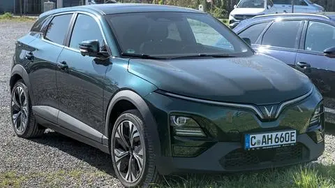 VinFast VF 6 – elektryczny SUV w miejskim środowisku.