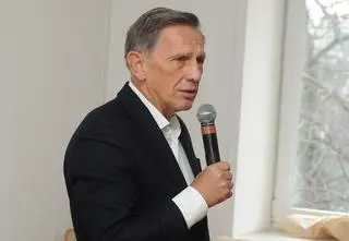 Jan Englert ma znanego brata. Opowiedział o relacji z członkami rodziny. "Brata nie znam, on mnie też nie"