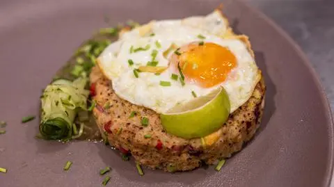 Borys Kaszubowski: „Bowl Borysa” - Poke Bowl z Łososia, Mango, Awokado, Granatu i Cebuli Czerwonej z nasionami chia, podane na purée z bakłażana i z jajkiem sadzonym na oliwie**