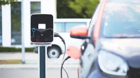 Ładowanie samochodu elektrycznego