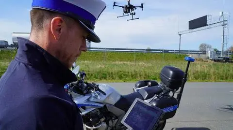 Policja używa drona podczas kontroli drogowych.