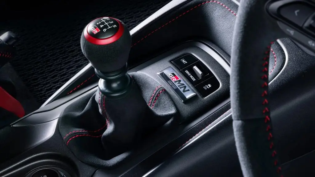 Toyota-GRMN-Corolla-2026-12