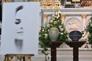 Zdjęcie Joanny Kołaczkowskiej obok urny na pogrzebie