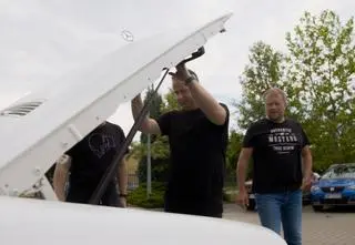 Zawodowi handlarze. E55 AMG, pakiet trzech aut i klasyczny Nissan