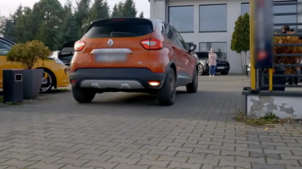 Renault Captur z 2014 roku ma silnik 1.2 o mocy 120 KM i przebieg 114 tys. km. 