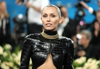 Miley Cyrus z potwornym bólem na scenie. Pękła jej torbiel na jajniku. "Nie wiedziałam, co się dzieje"