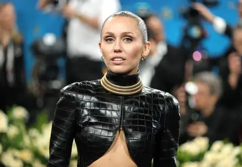 Miley Cyrus z potwornym bólem na scenie. Pękła jej torbiel na jajniku. "Nie wiedziałam, co się dzieje"