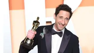 Adrien Brody przed otrzymaniem Oscara wypluł gumę i rzucił w kierunku swojej partnerki. Teraz się tłumaczy