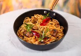 Spaghetti con salsiccia – przepis Magdy Gessler z 7. odcinka "Magda gotuje Internet"