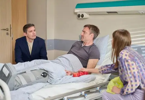 "Na Wspólnej" w odcinku 3882: Hipokryta Alan odwiedza swoją cierpiącą ofiarę w szpitalu! Co planuje?