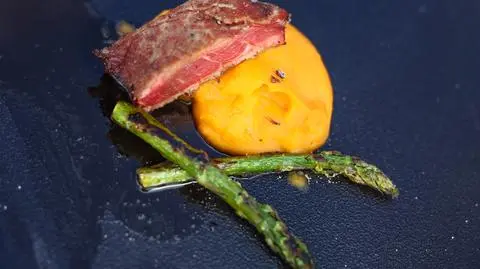 Debora Warchoł: STEK WOŁOWY Z PUREE DYNIOWYM I SOSEM Z METAXY, CYTRYNOWE SZPARAGI