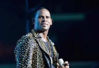 R. Kelly, twórca "I Believe I Can Fly", w nowym utworze. Internauci oburzeni zachowaniem przestępcy