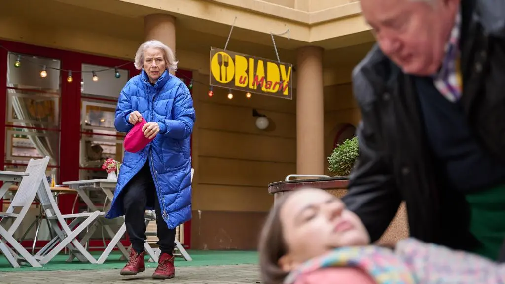Ziębowie walczą o życiu Uli. Kadr z odcinka 3619 serialu Na Wspólnej TVN.