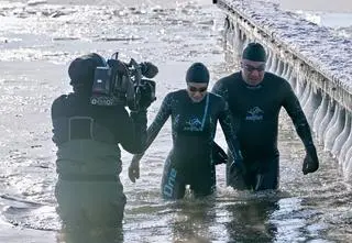 Pokonaj mnie, jeśli potrafisz: Rozenek-Majdan i Orbitowski pływali w lodowatym Bałtyku. Podsumowanie 1. odcinka 