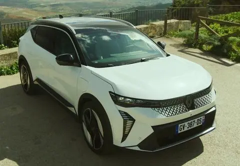 Duży zasięg, sopory bagażnik i kilka kapitalnych gadżetów na pokładzie. Testujemy Renault Scenic E-Tech 