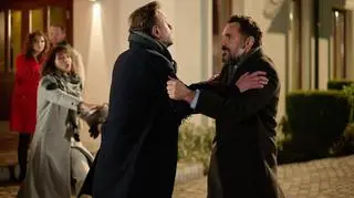 Kadr z odcinka 3625 serialu Na Wspólnej TVN. Baliszewski kontra Smolny, awantura pod restauracją.