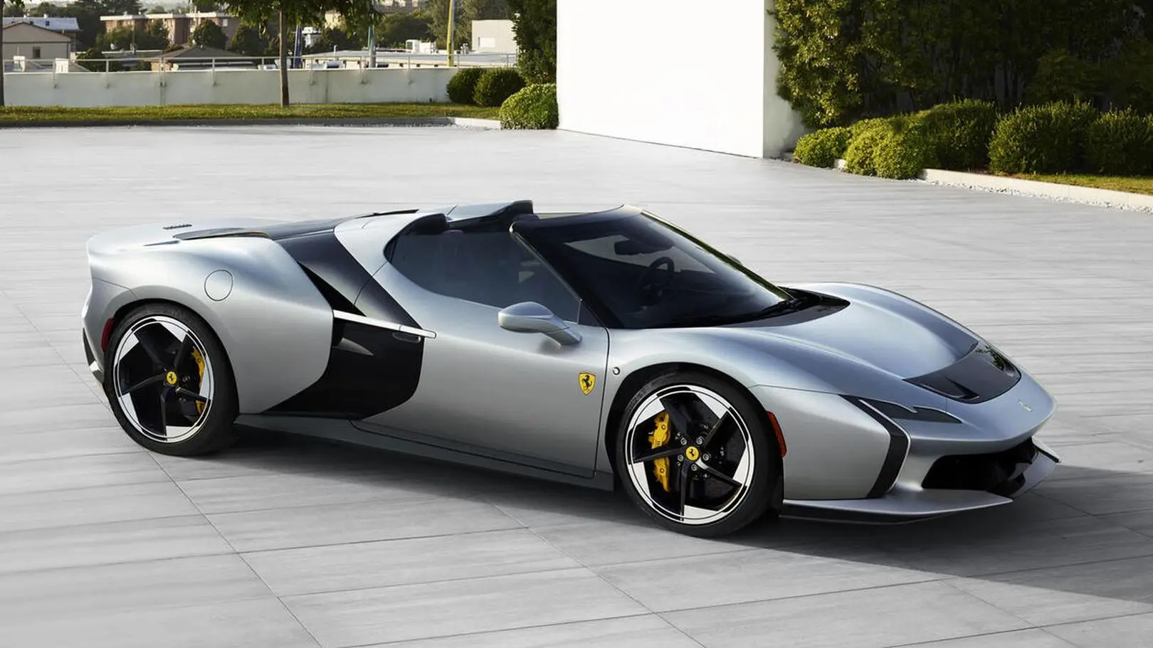 Ferrari HC25. V8 pod maską, naprawdę “jedyny taki zobacz” - TVN