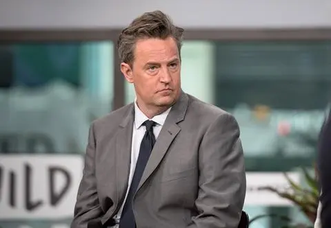 Rodzice Matthew Perry'ego w sądzie. Co dalej z procesem dotyczącym śmierci gwiazdora "Przyjaciół"?