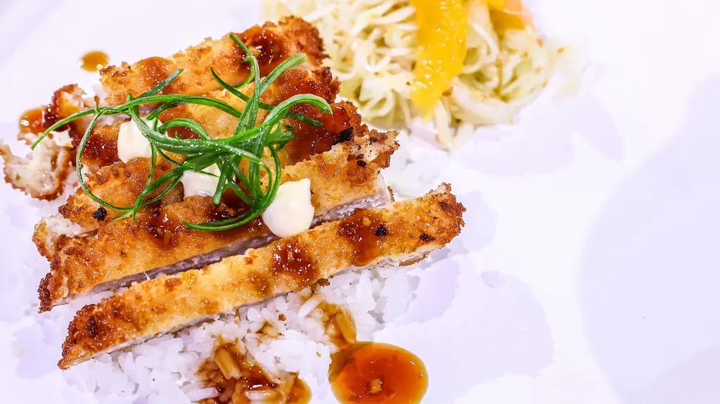 Kotlet Tonkatsu z sałatką z białej kapusty