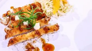 Kotlet Tonkatsu z sałatką z białej kapusty
