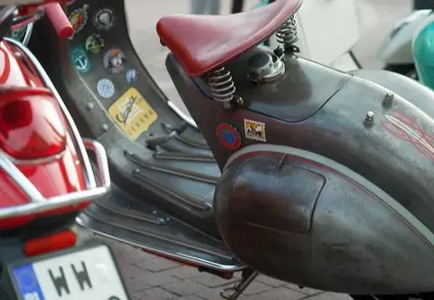 Vespy pod pomnikiem Kopernika w Warszawie