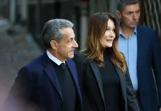 "Prezydent bogatych" za kratami. Nicolas Sarkozy odprowadzony do więzienia przez żonę 