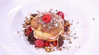 Ptysie z coulis malinowym i kremem z mlecznej czekolady 