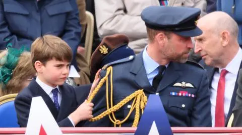 Książę Louis szarpał ojca i parodiował starszego brata podczas parady. Nagranie jest hitem sieci