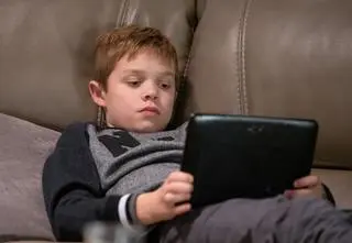 Ignaś z "Na Wspólnej" niedawno był szkrabem, a dziś to nastolatek! Mało kto wie, że w serialu gra jego rodzona siostra