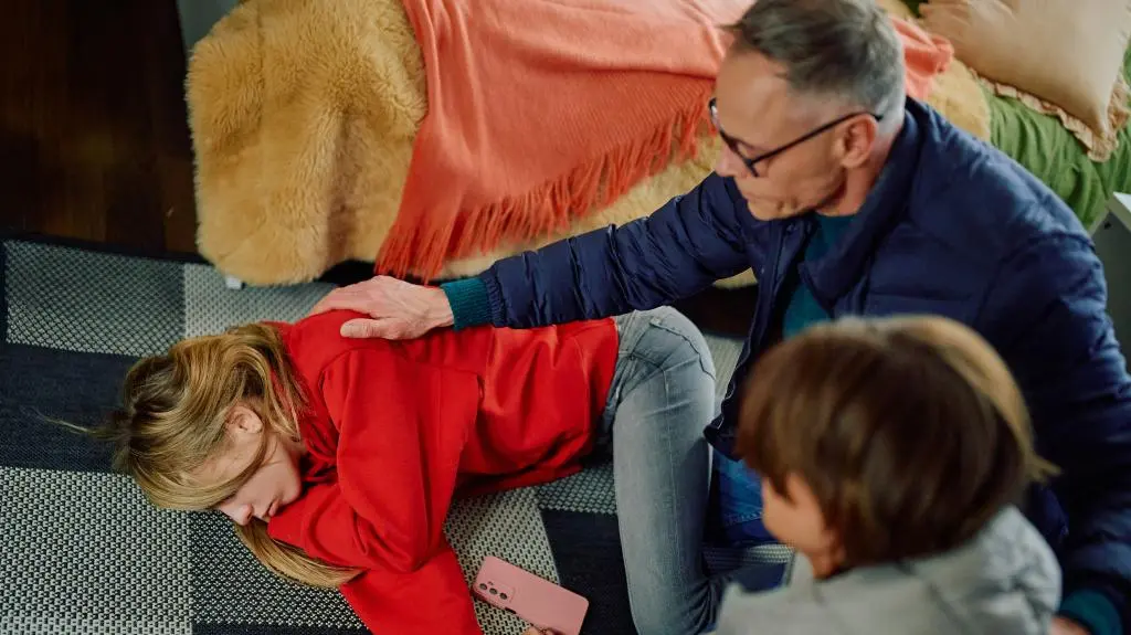 "Na Wspólnej", odc. 4243. Kajetan z ojcem znajdują nieprzytomną Paulę