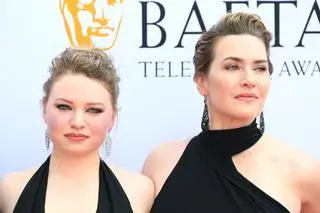 Kate Winslet i Mia Threapleton