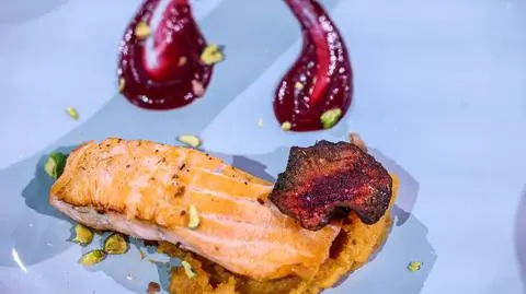 Maria Garbacz: Łosoś z puree z batata i sosem malinowo-żurawinowym
