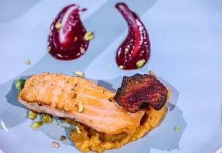 Maria Garbacz: Łosoś z puree z batata i sosem malinowo-żurawinowym