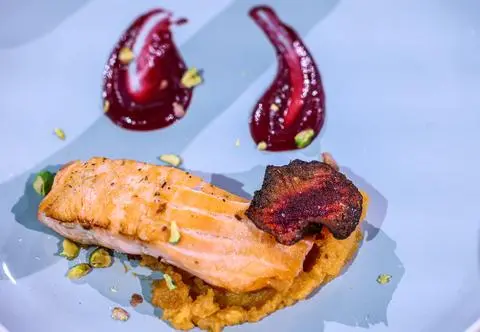 Maria Garbacz: Łosoś z puree z batata i sosem malinowo-żurawinowym