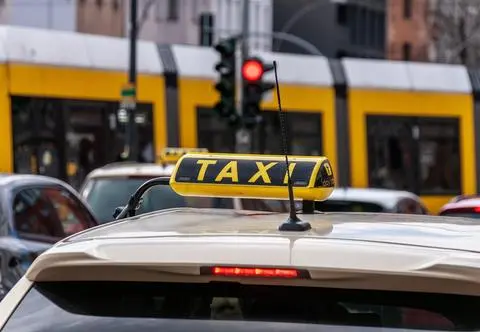 Hamburg zakazuje spalinowych taksówek. Od teraz tylko elektryki